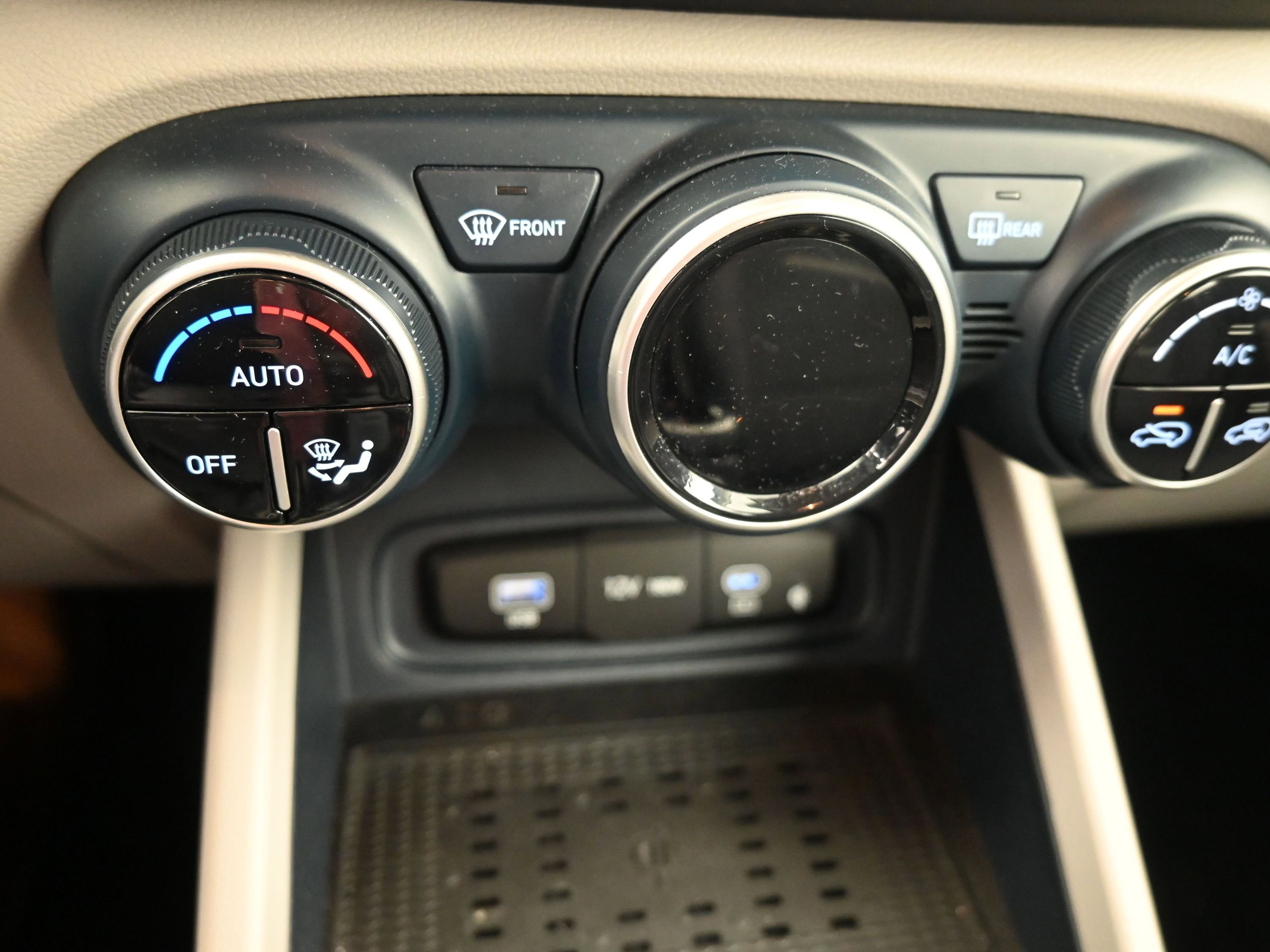 Used 2023 Hyundai Venue Limited w/ Cargo Package image 21