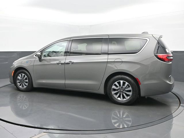 Used 2022 Chrysler Pacifica Touring-L image 3