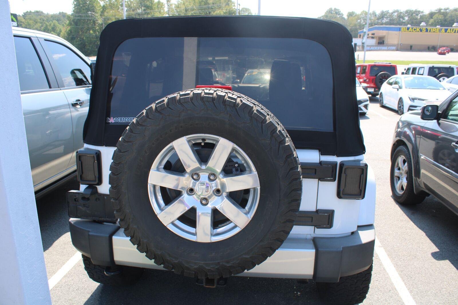 Used 2017 Jeep Wrangler Unlimited Sahara w/ Max Tow Package AWD/4WD image 7