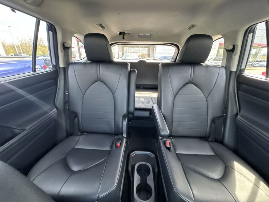 Used 2025 Toyota Highlander XLE AWD/4WD image 13