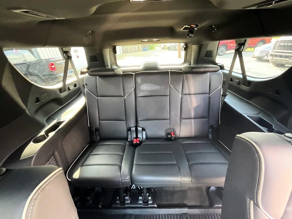 Used 2026 Cadillac Escalade ESV Luxury w/ LPO, Floor Liner Package AWD/4WD image 38
