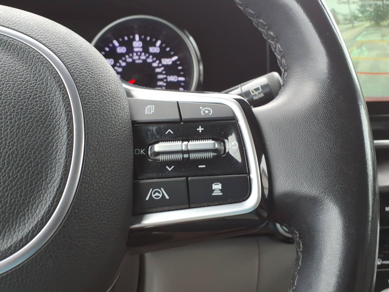 Used 2023 Kia Carnival EX FWD image 28