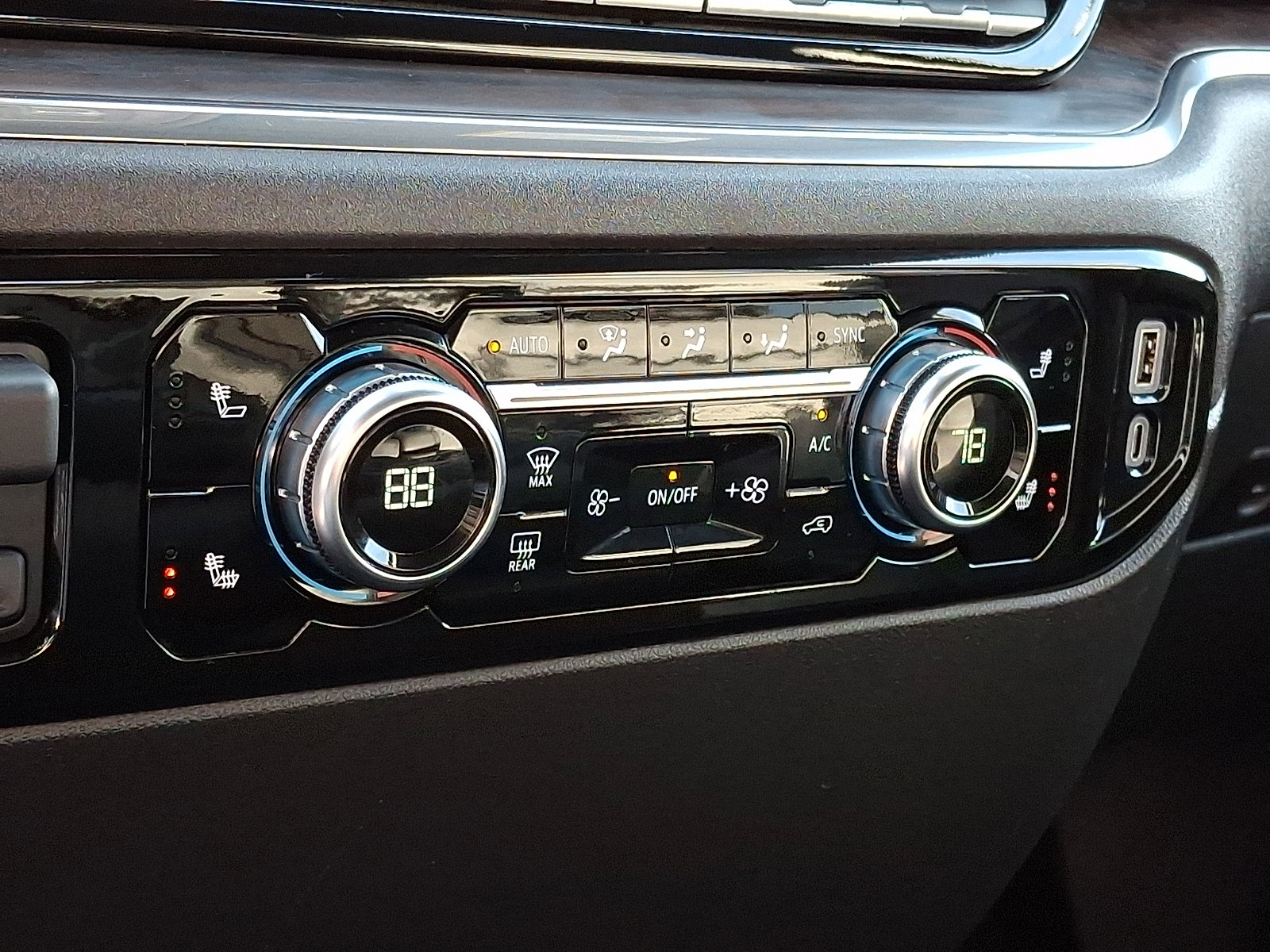 Certified 2025 GMC Sierra 1500 SLT image 17