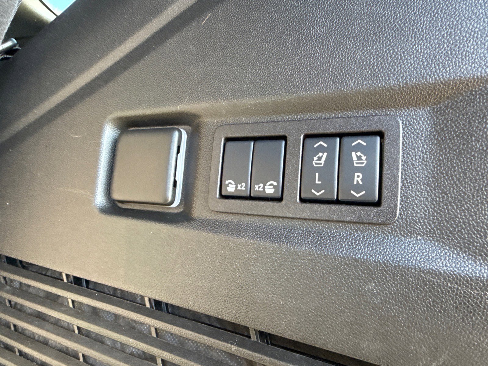 Used 2025 GMC Yukon Denali image 8