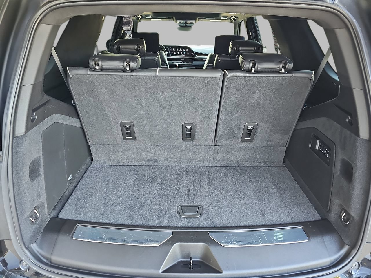Used 2021 Cadillac Escalade Premium Luxury Platinum AWD/4WD image 13