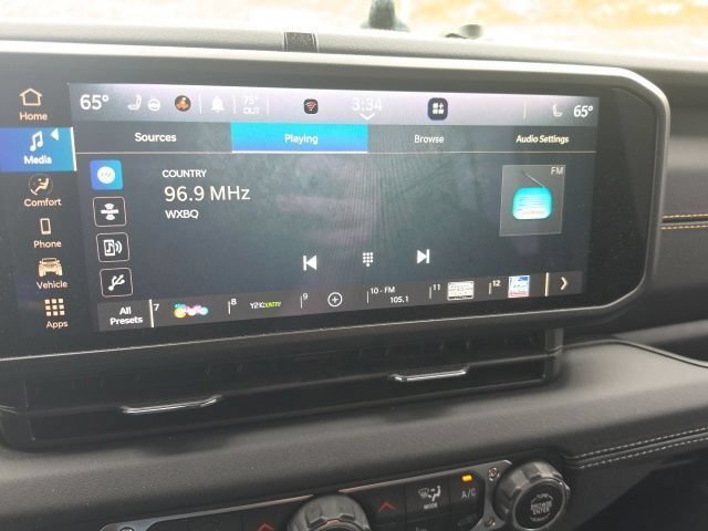 Used 2025 Jeep Gladiator Sport AWD/4WD image 19