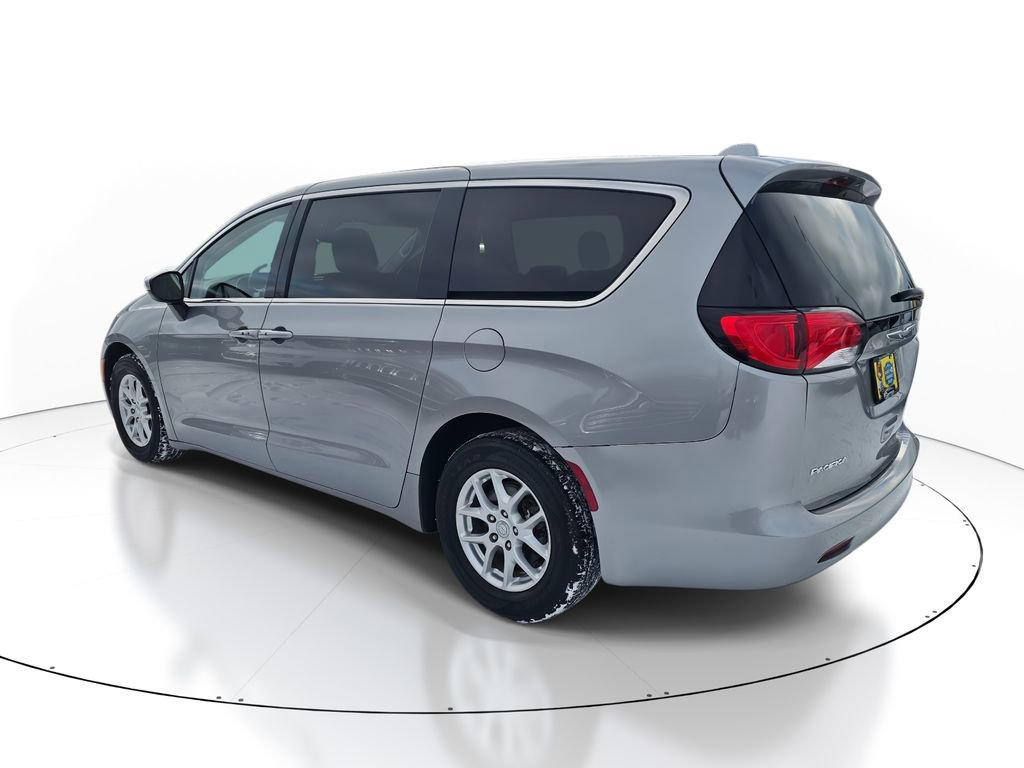 Used 2017 Chrysler Pacifica Touring image 3