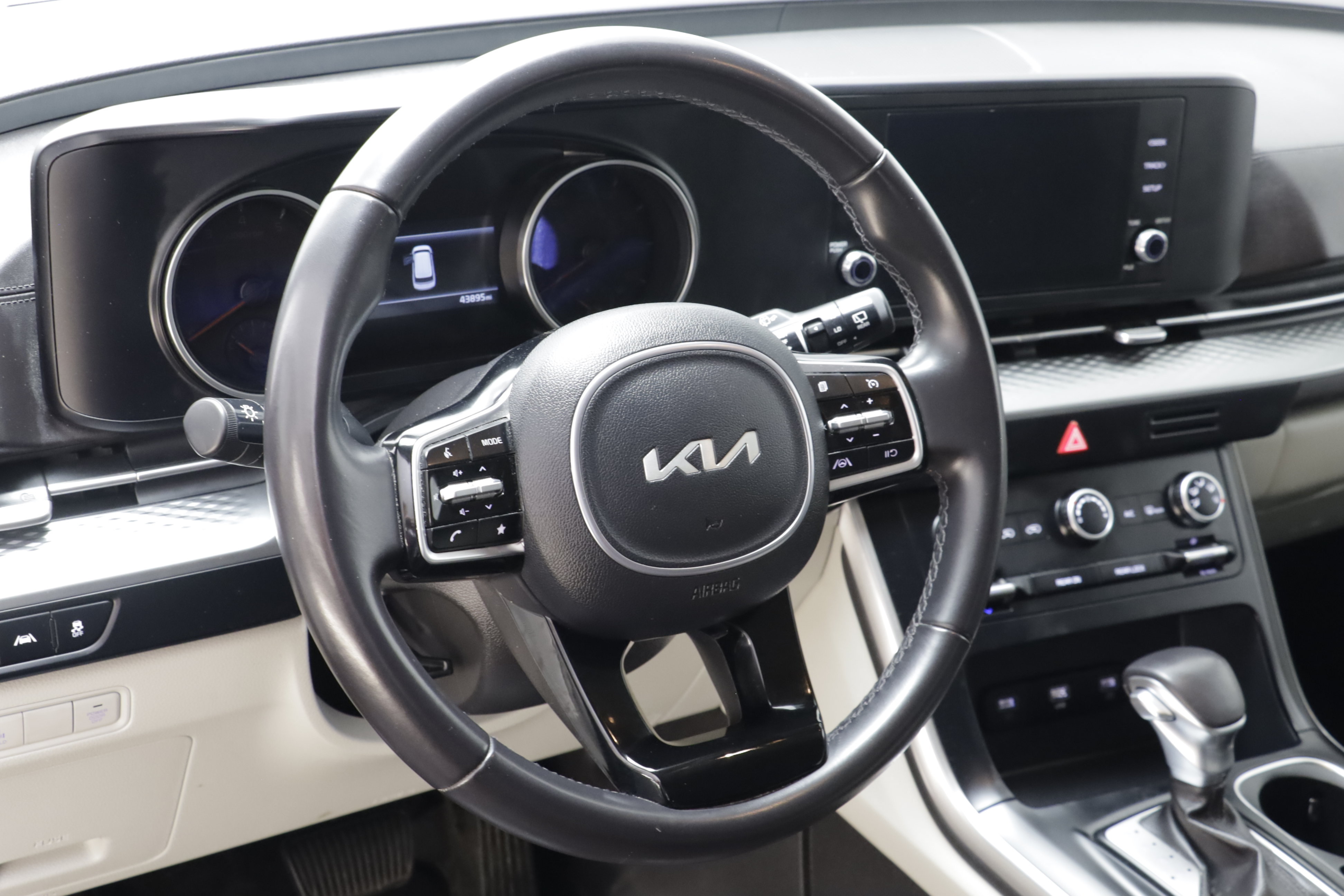 Used 2024 Kia Carnival LX FWD image 8