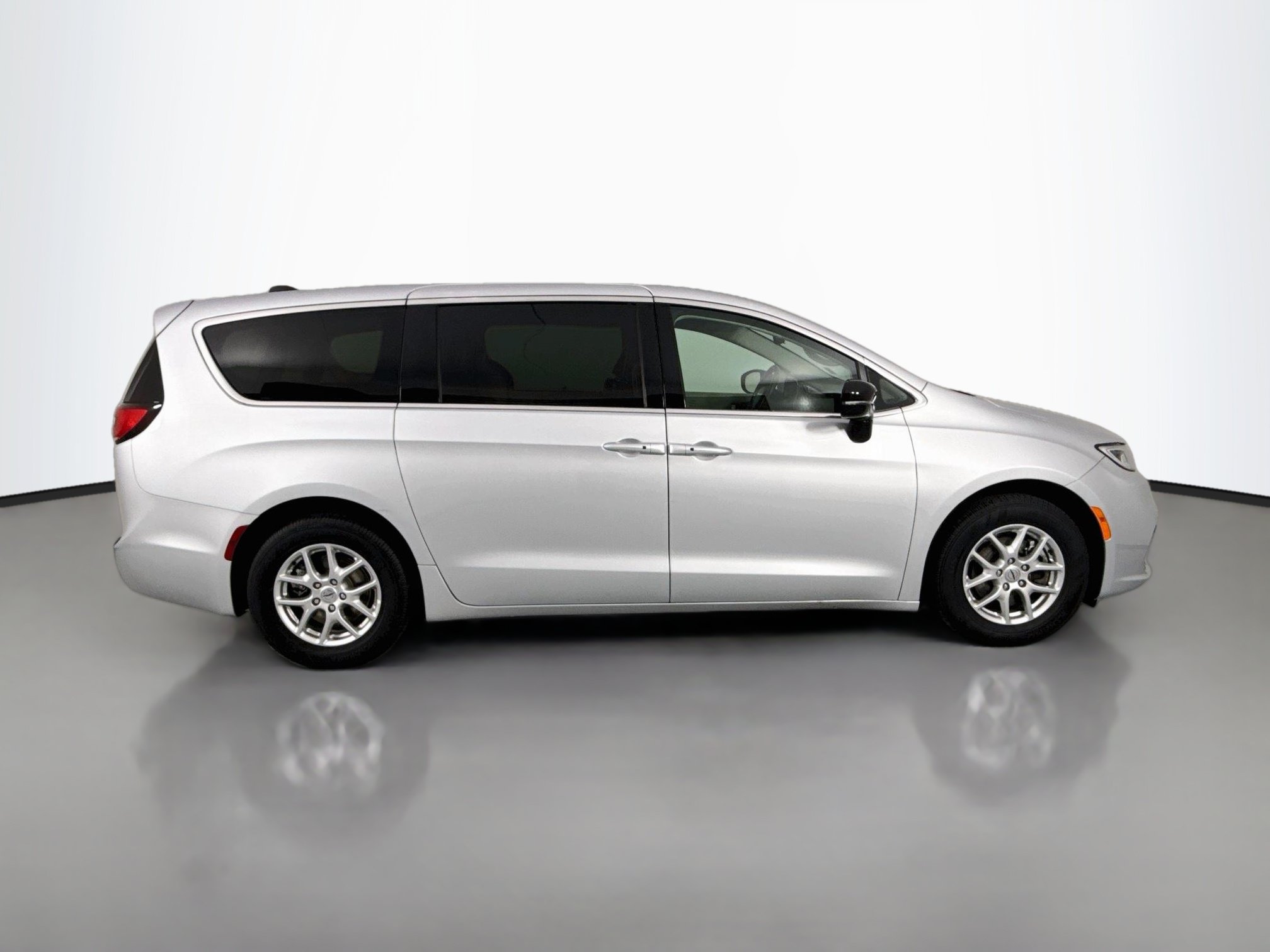 Used 2024 Chrysler Pacifica Touring-L FWD image 8