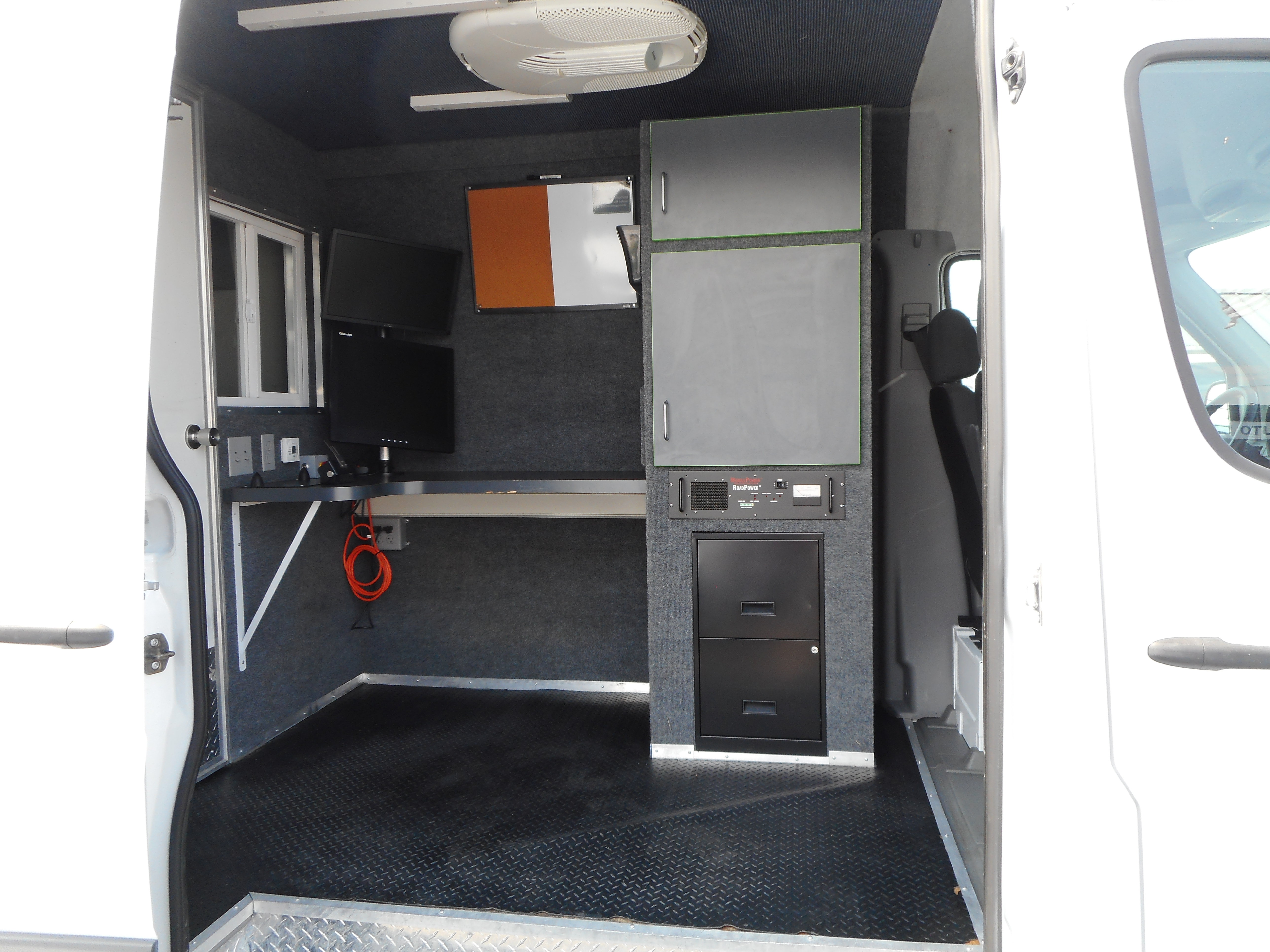 Used 2014 Freightliner Sprinter 2500 RWD image 17