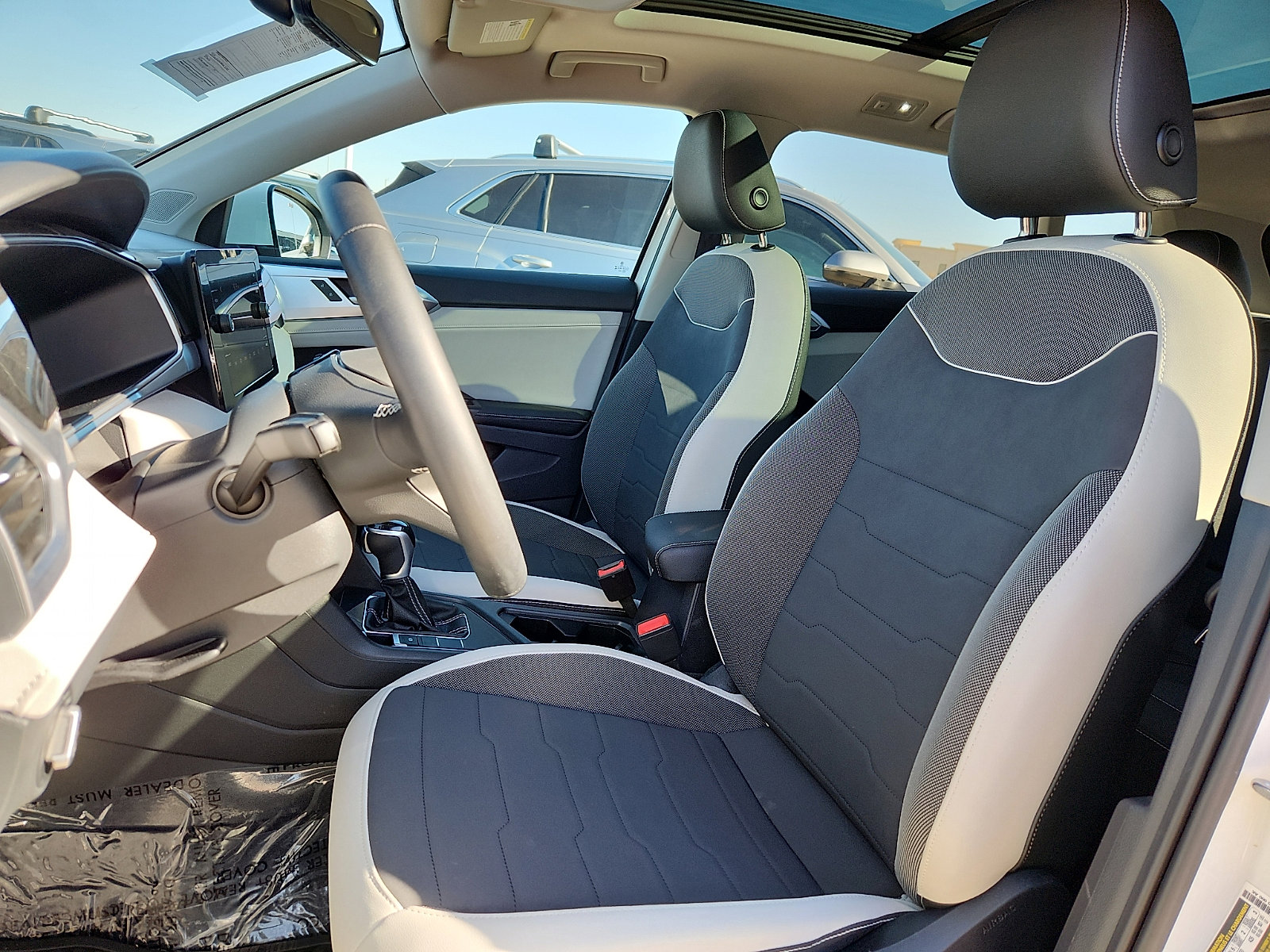 Certified 2025 Volkswagen Taos SE image 13