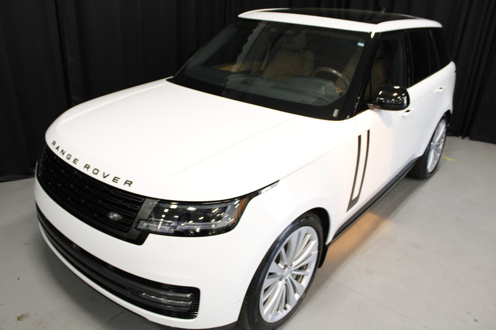 Used 2025 Land Rover Range Rover SE image 9