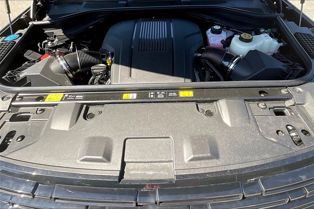 New 2025 Land Rover Range Rover Long Wheelbase SE image 11
