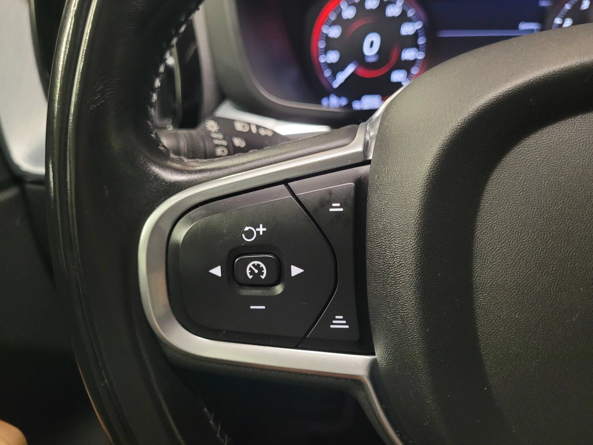 Used 2018 Volvo XC60 T5 Momentum w/ Vision Package AWD/4WD image 22