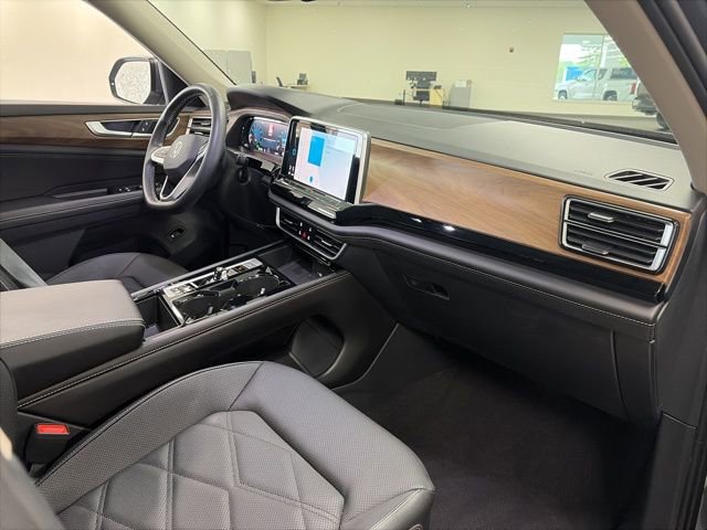 Used 2024 Volkswagen Atlas SE w/ Black Wheel Package AWD/4WD image 9