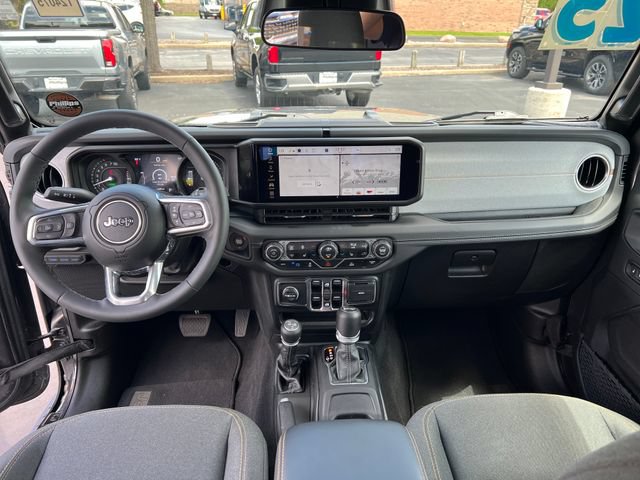 Used 2025 Jeep Wrangler Unlimited Sahara AWD/4WD image 12