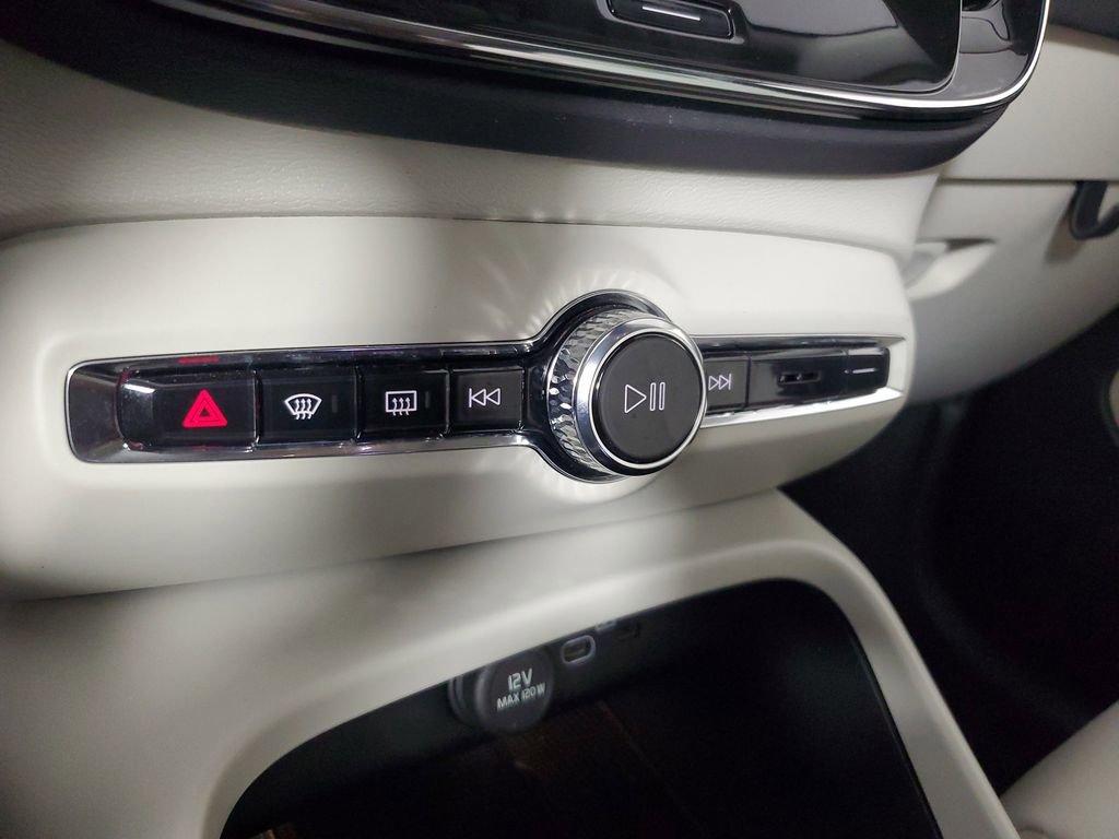 Certified 2026 Volvo XC40 B5 Plus w/ Protection Package Premier image 32