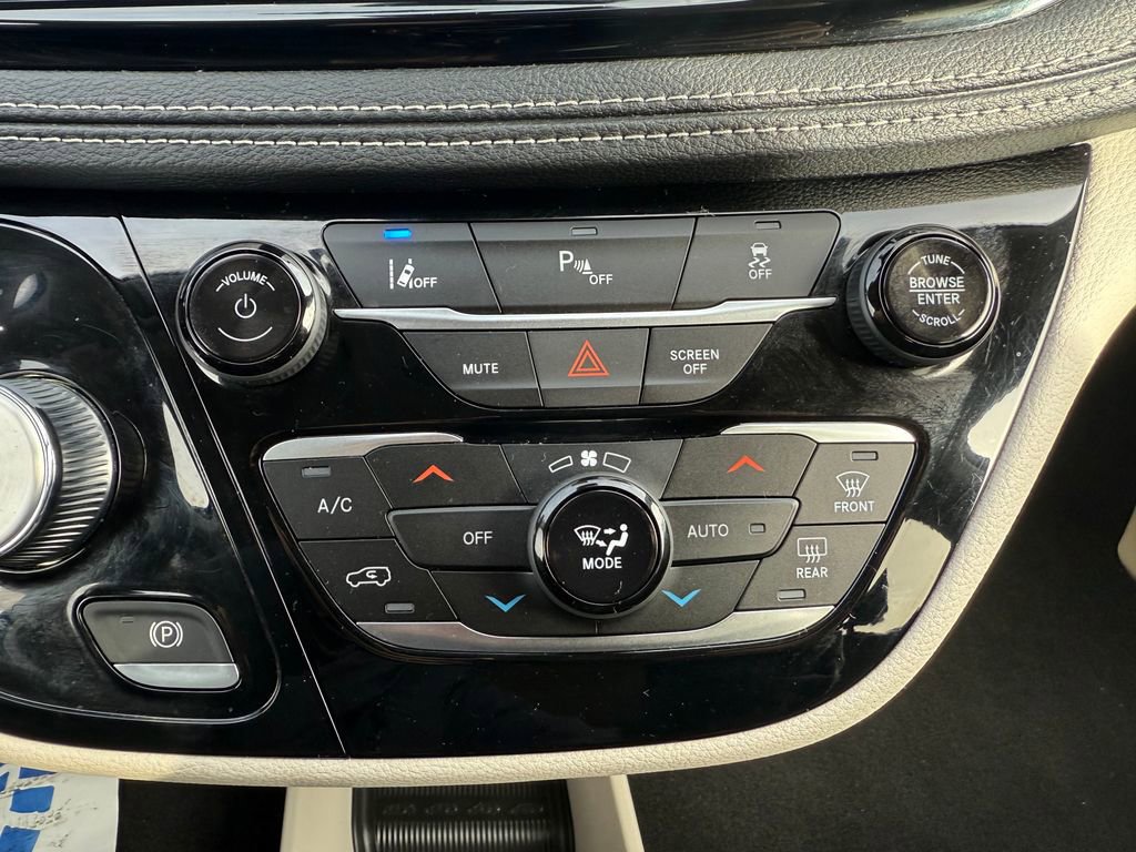 Used 2023 Chrysler Pacifica Touring-L image 29