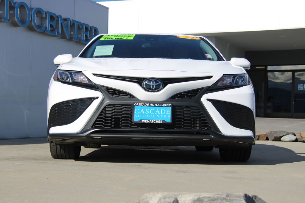 Used 2024 Toyota Camry SE image 3