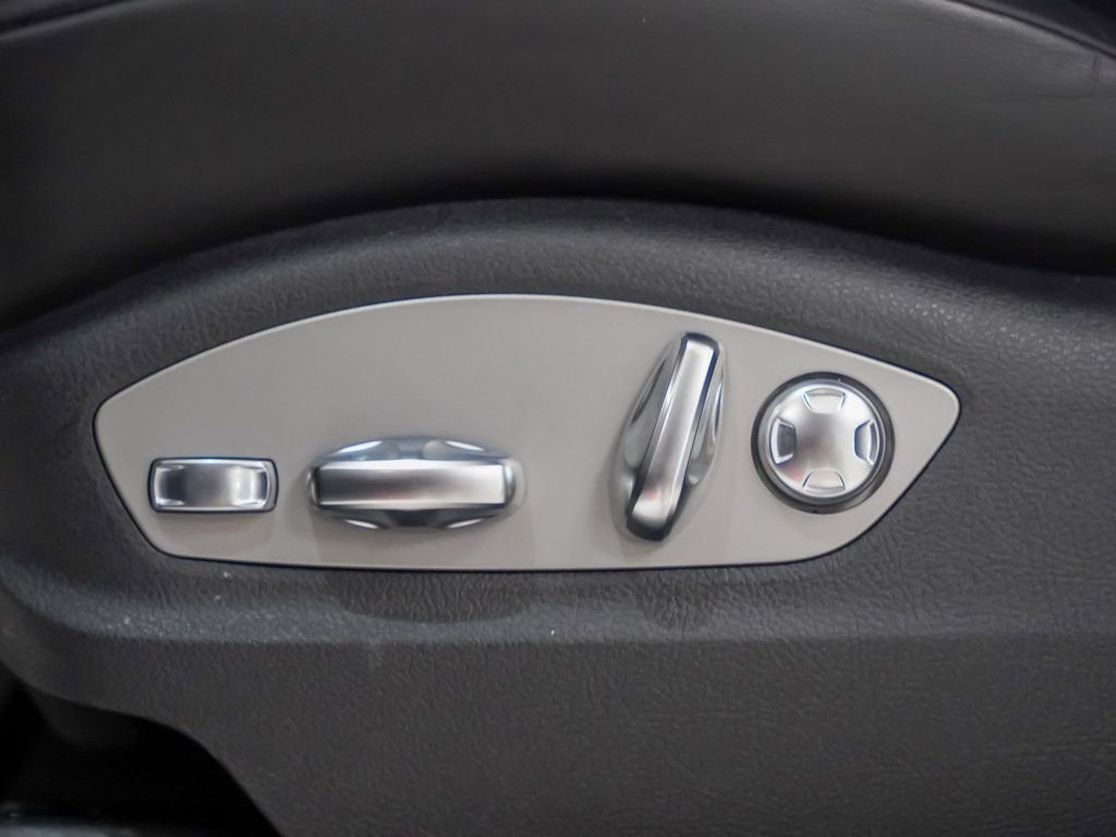 Certified 2025 Porsche Macan image 24