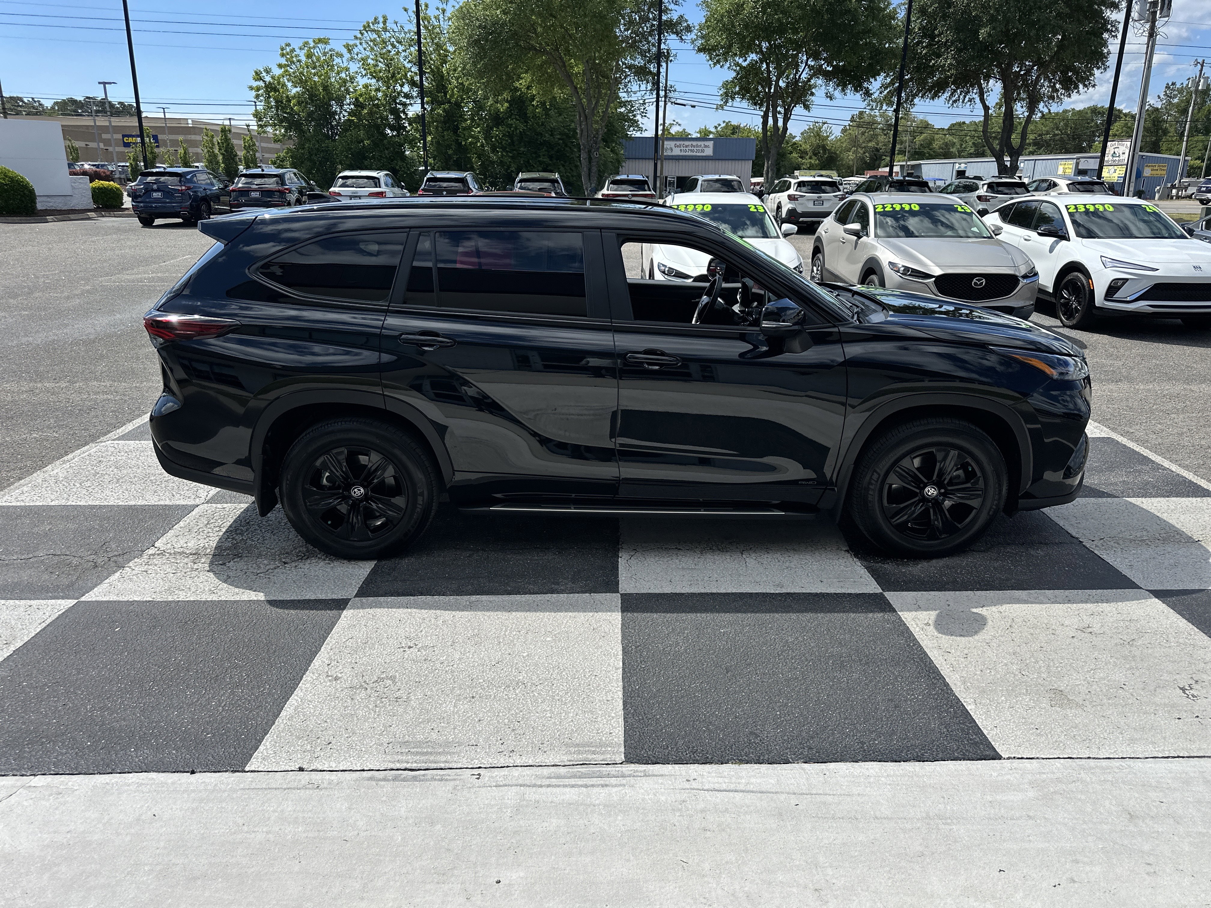 Used 2025 Toyota Highlander XLE AWD/4WD image 4