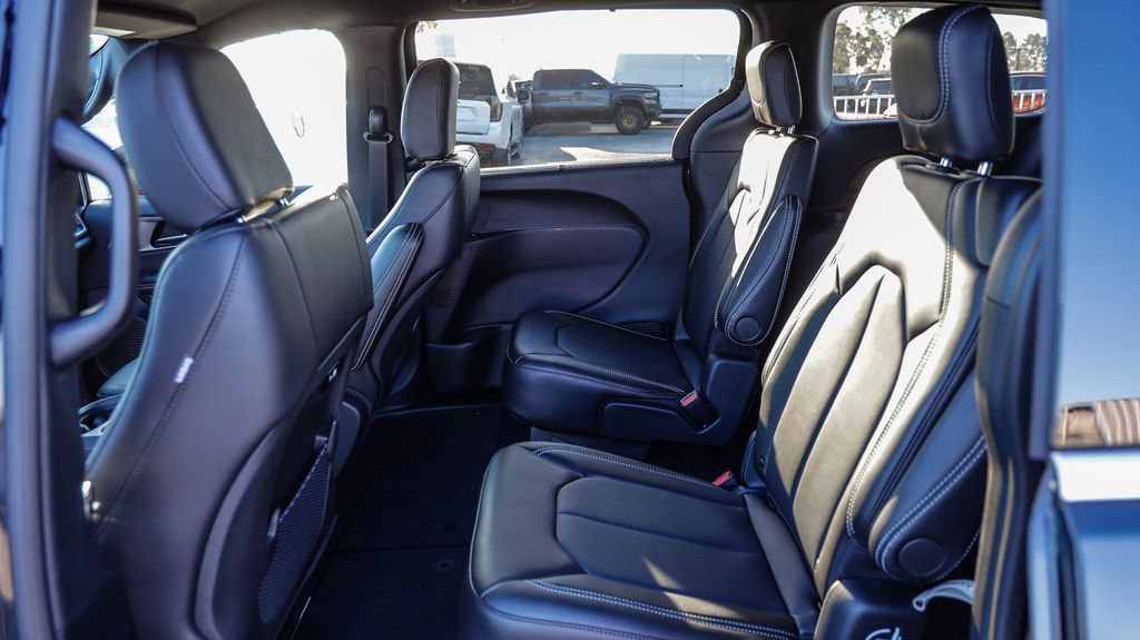 New 2027 Chrysler Pacifica Select FWD image 22