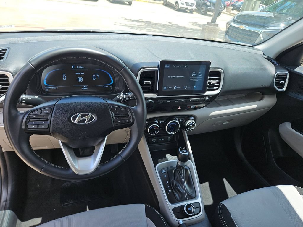 Used 2025 Hyundai Venue SEL FWD image 16