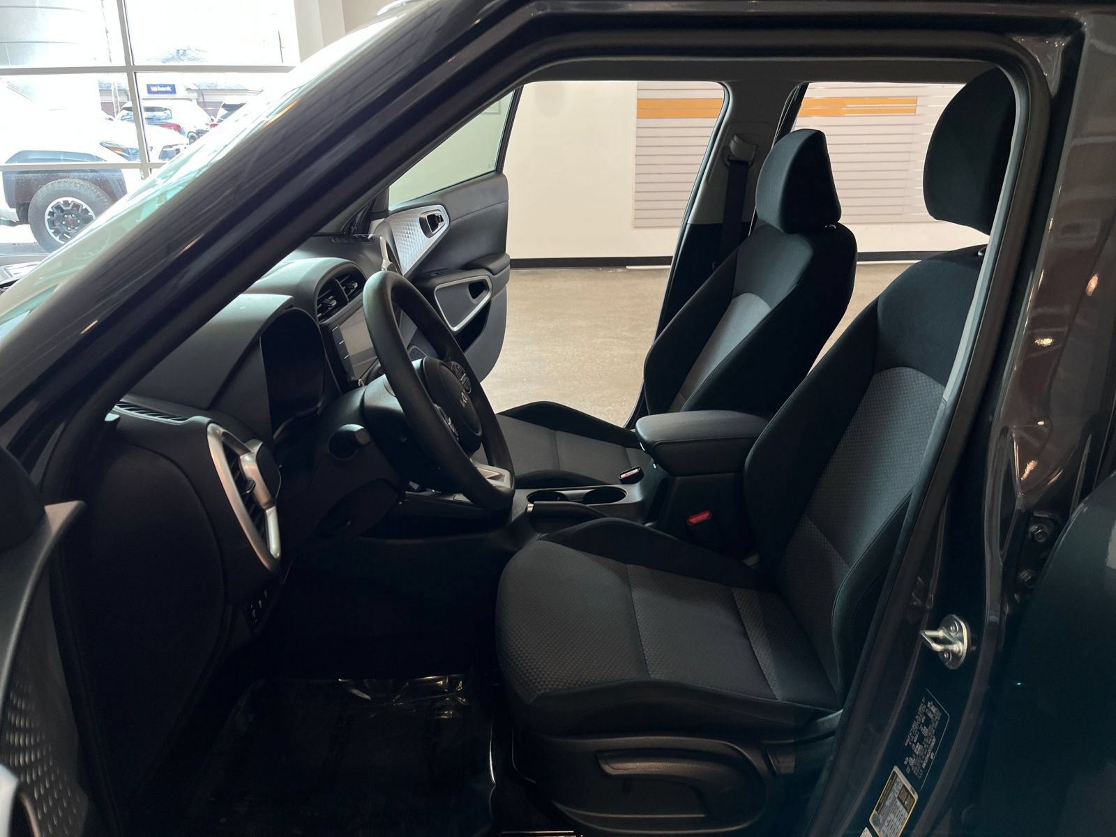 Used 2025 Kia Soul LX w/ LX Technology Package FWD image 25
