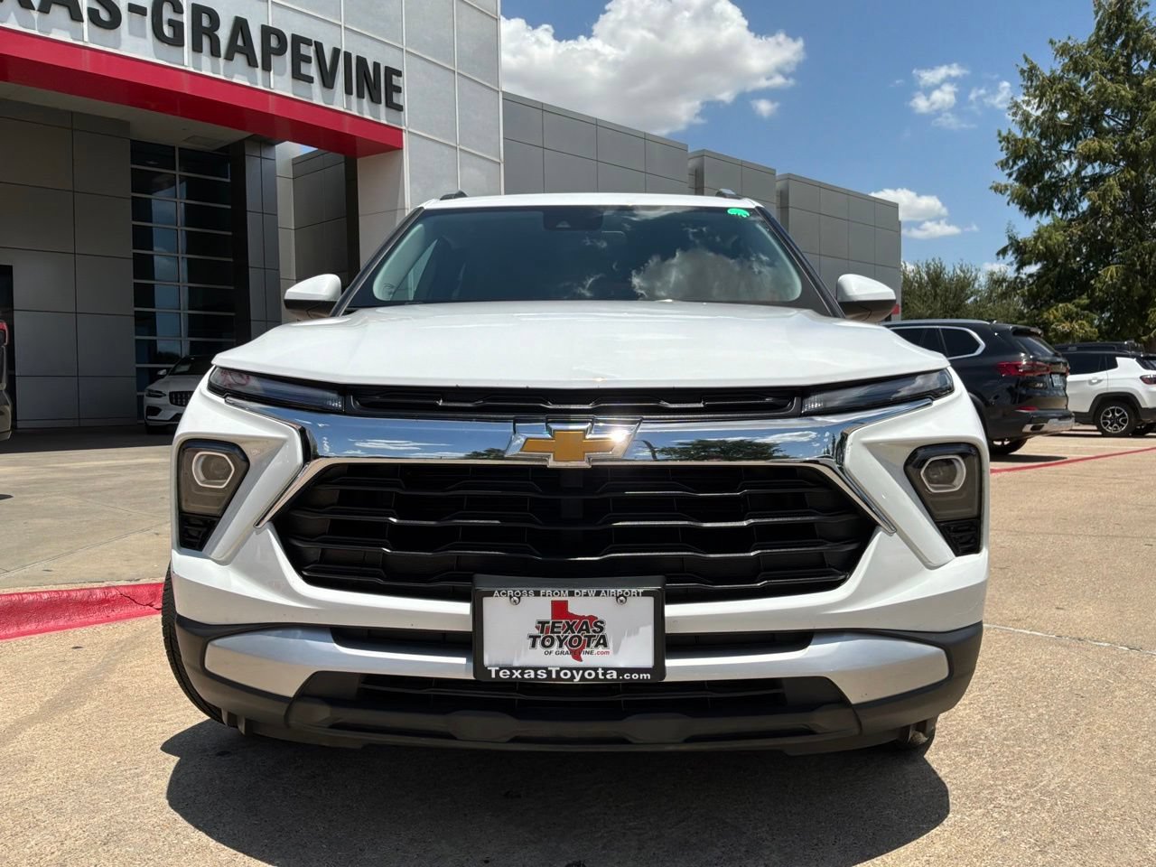 Used 2025 Chevrolet TrailBlazer LT w/ Driver Confidence Package AWD/4WD image 3