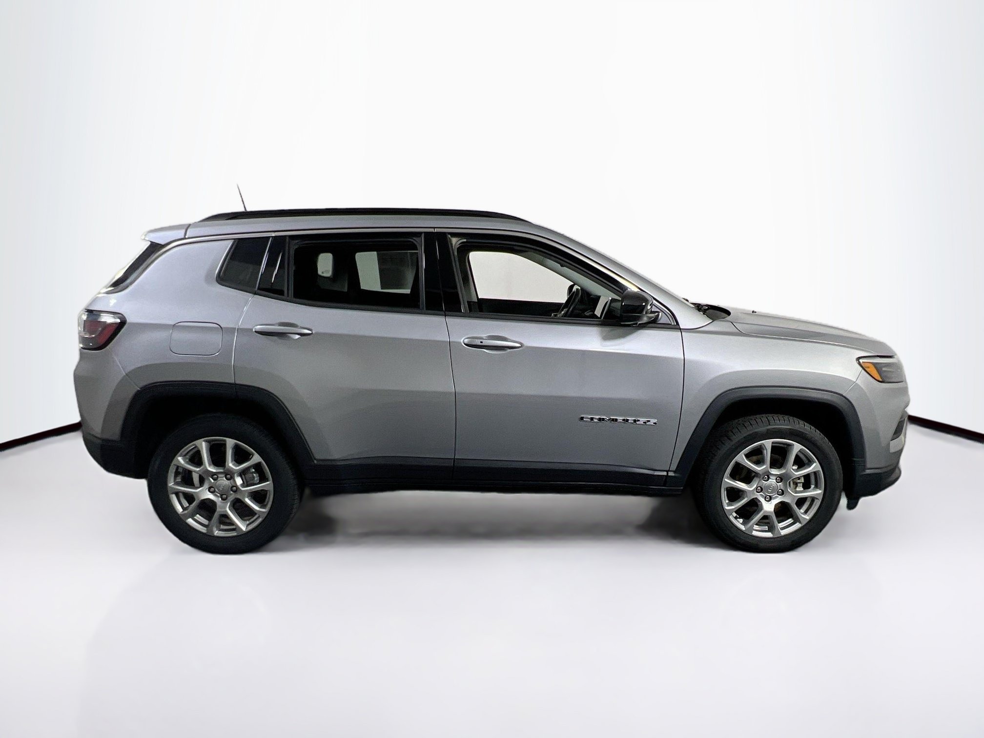 Used 2022 Jeep Compass Latitude w/ Sun and Sound Group AWD/4WD image 4