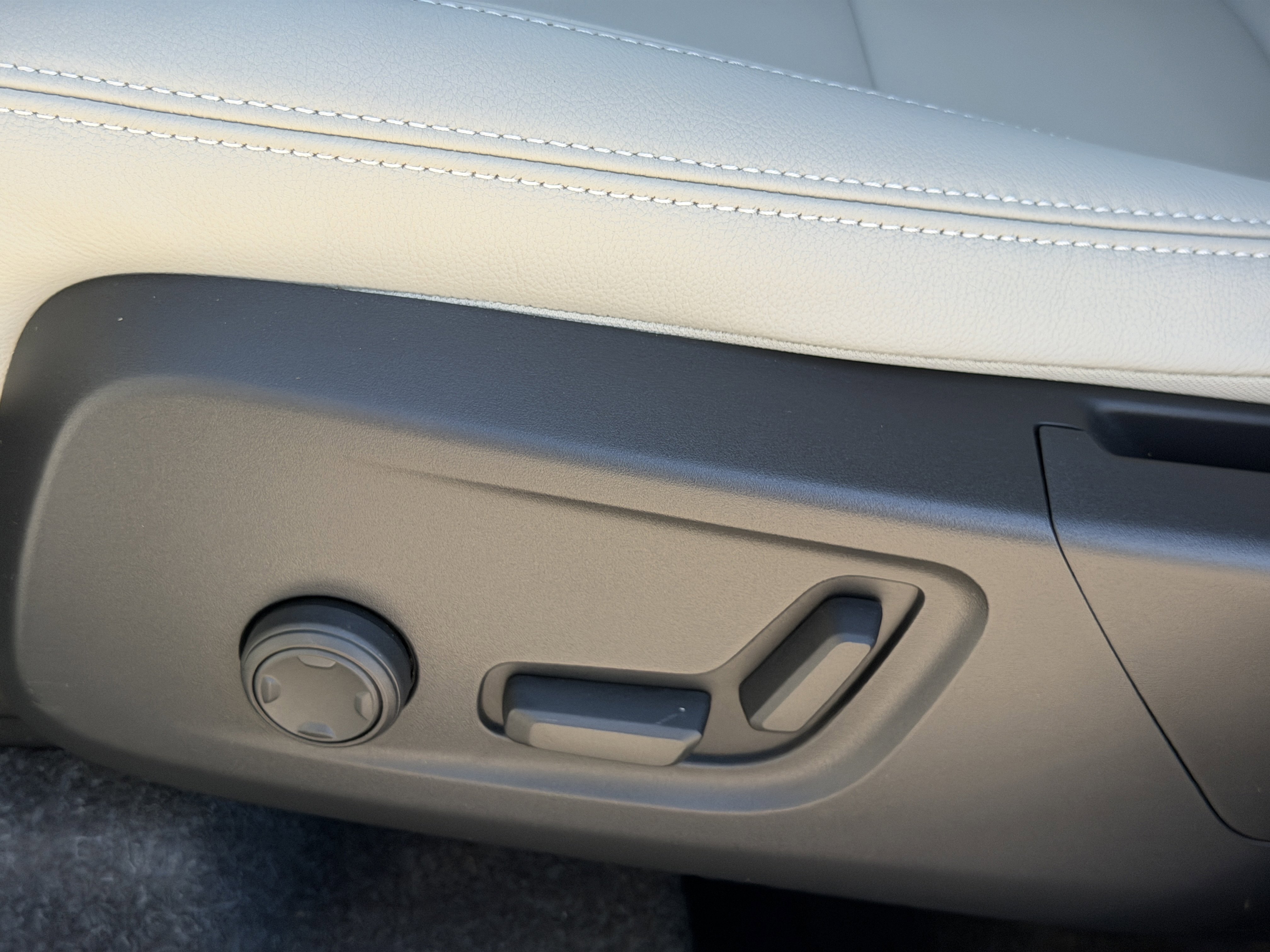 New 2026 Volvo XC40 B5 Ultra w/ Protection Package image 18