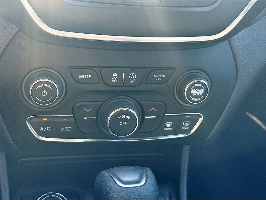 Used 2020 Jeep Cherokee Latitude w/ Cold Weather Group AWD/4WD image 15