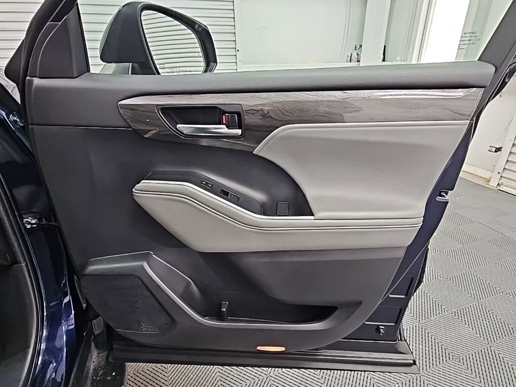Used 2023 Toyota Highlander Limited image 45