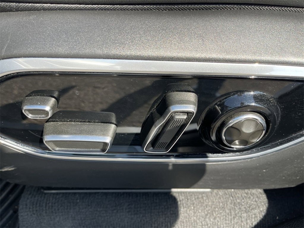 Used 2022 Jeep Grand Cherokee Overland w/ Advanced Protech Group III image 12