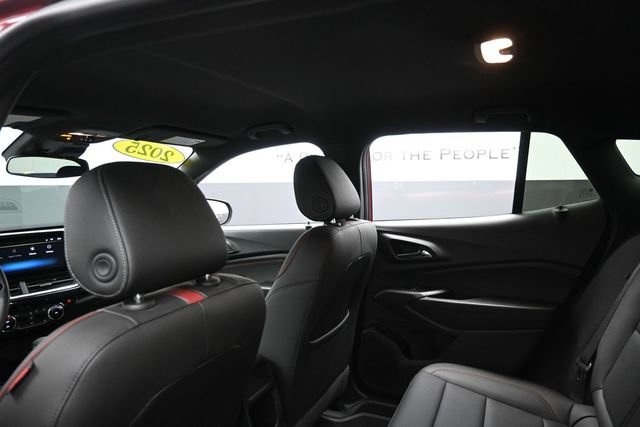 Used 2025 Chevrolet Trax RS FWD image 25