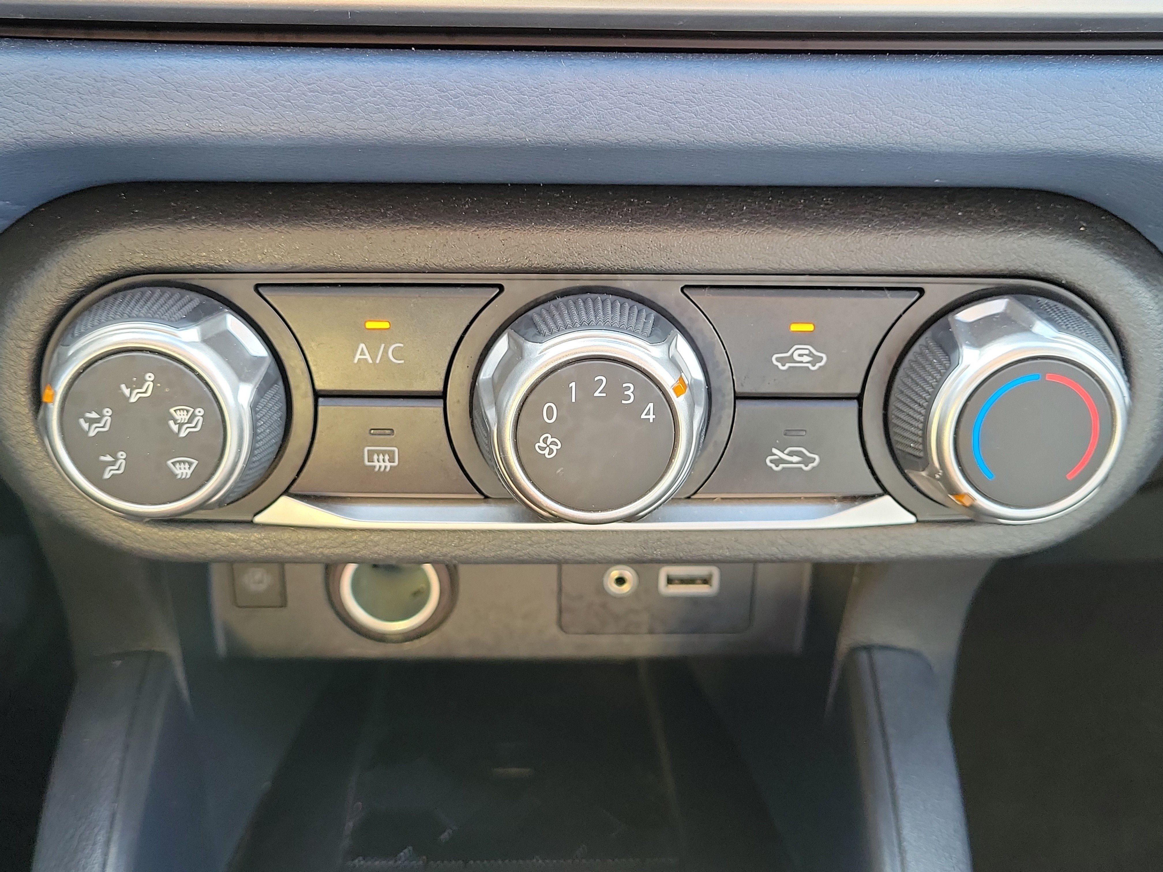 Used 2025 Nissan Versa SV FWD image 27