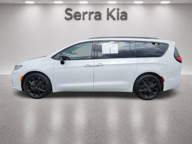 Used 2025 Chrysler Pacifica Limited FWD image 2