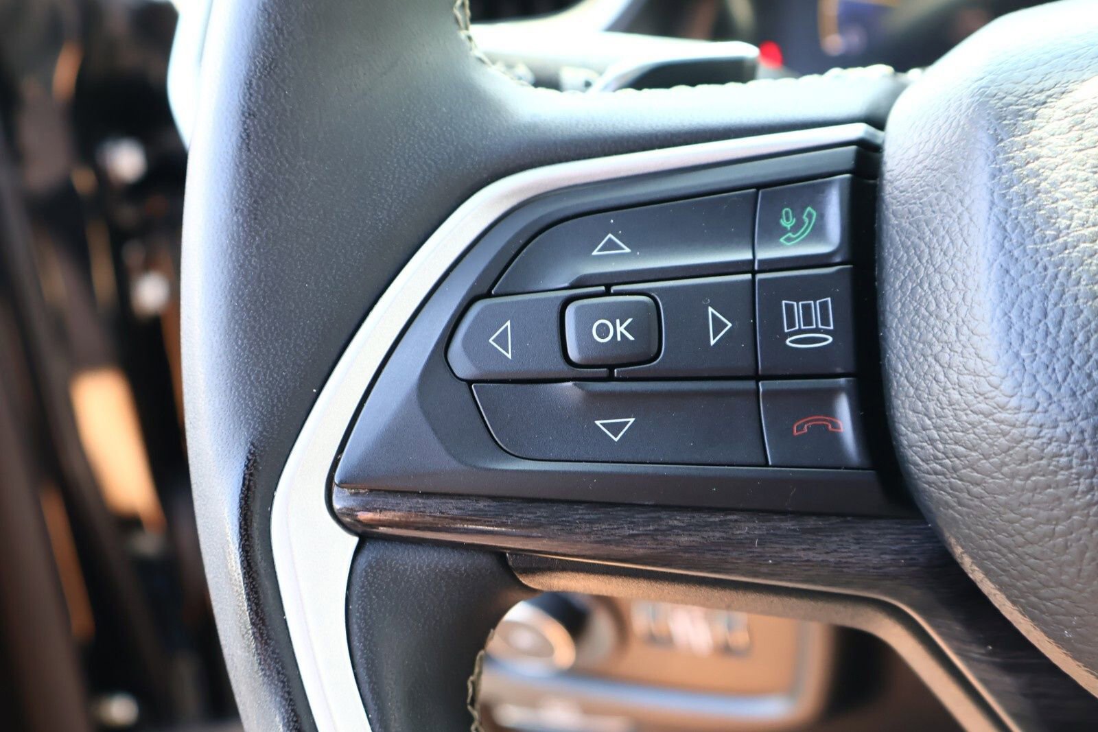 Used 2023 Jeep Grand Cherokee Limited image 35