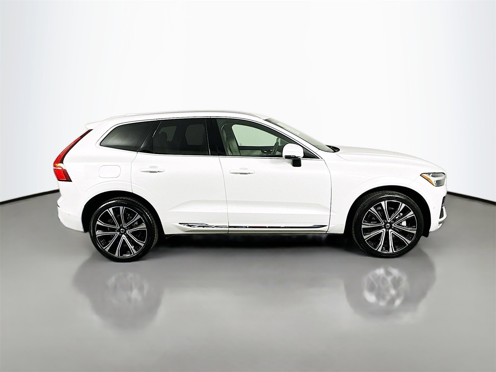 Used 2023 Volvo XC60 B6 Ultimate w/ Protection Package Premier image 8