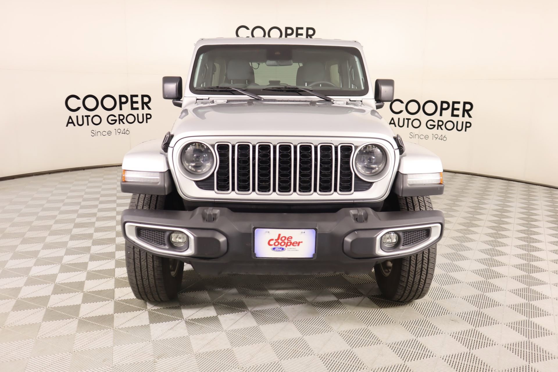 Used 2024 Jeep Wrangler Sahara AWD/4WD image 9