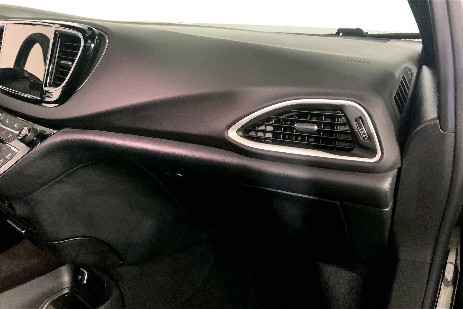 Used 2026 Chrysler Pacifica Select FWD image 16