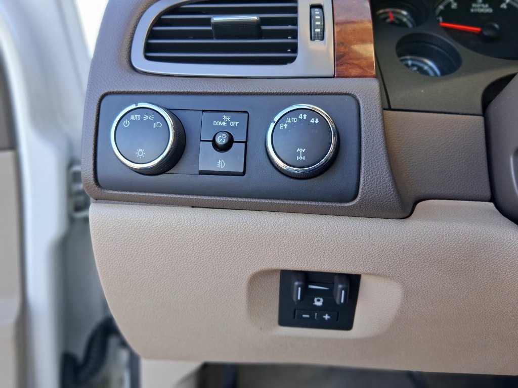Used 2012 Chevrolet Avalanche LTZ AWD/4WD image 29