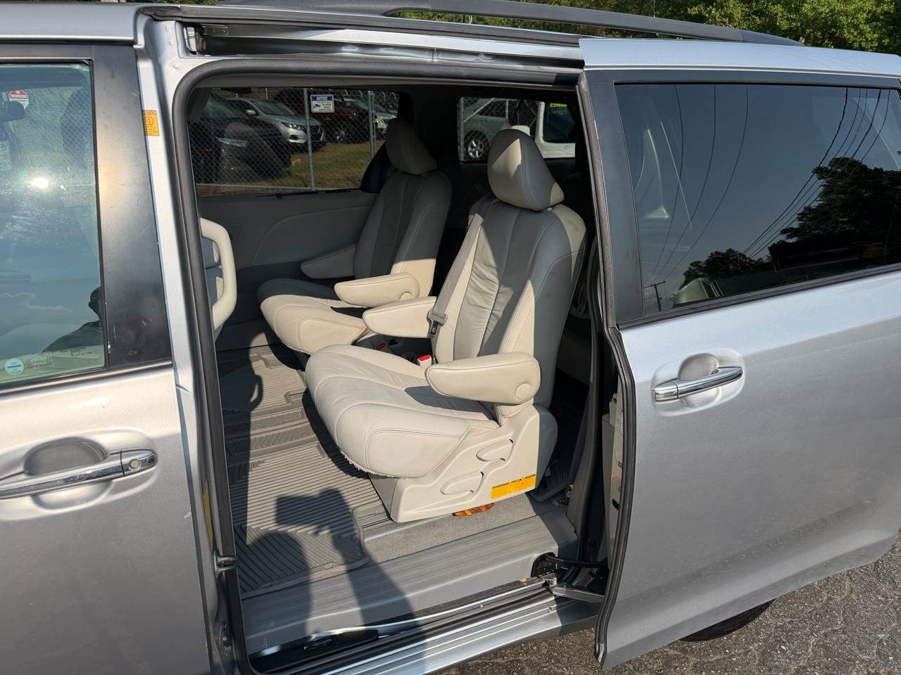 Used 2011 Toyota Sienna XLE w/ Premium Pkg FWD image 21