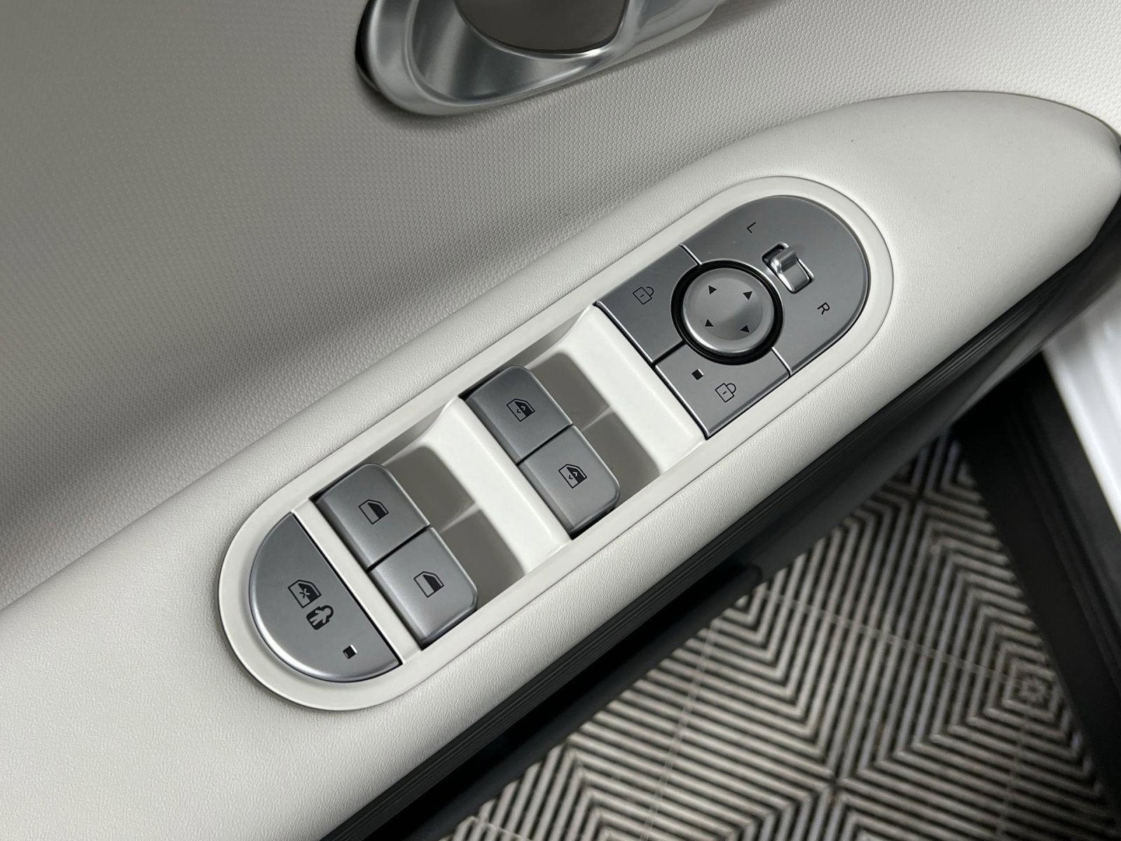 Used 2024 Hyundai Ioniq 5 SEL image 15