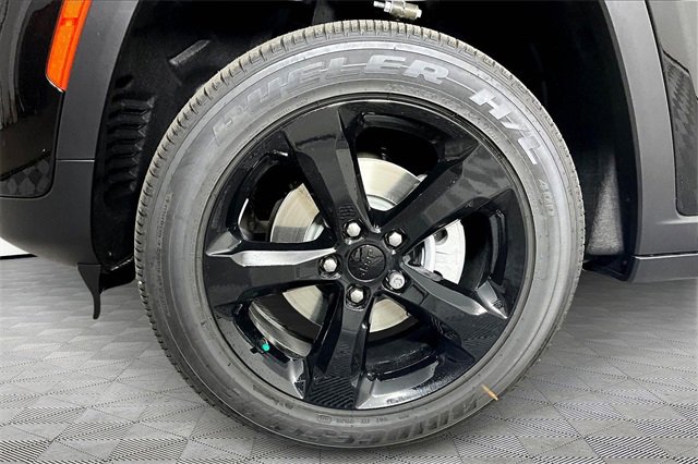 New 2025 Jeep Grand Cherokee Altitude image 13