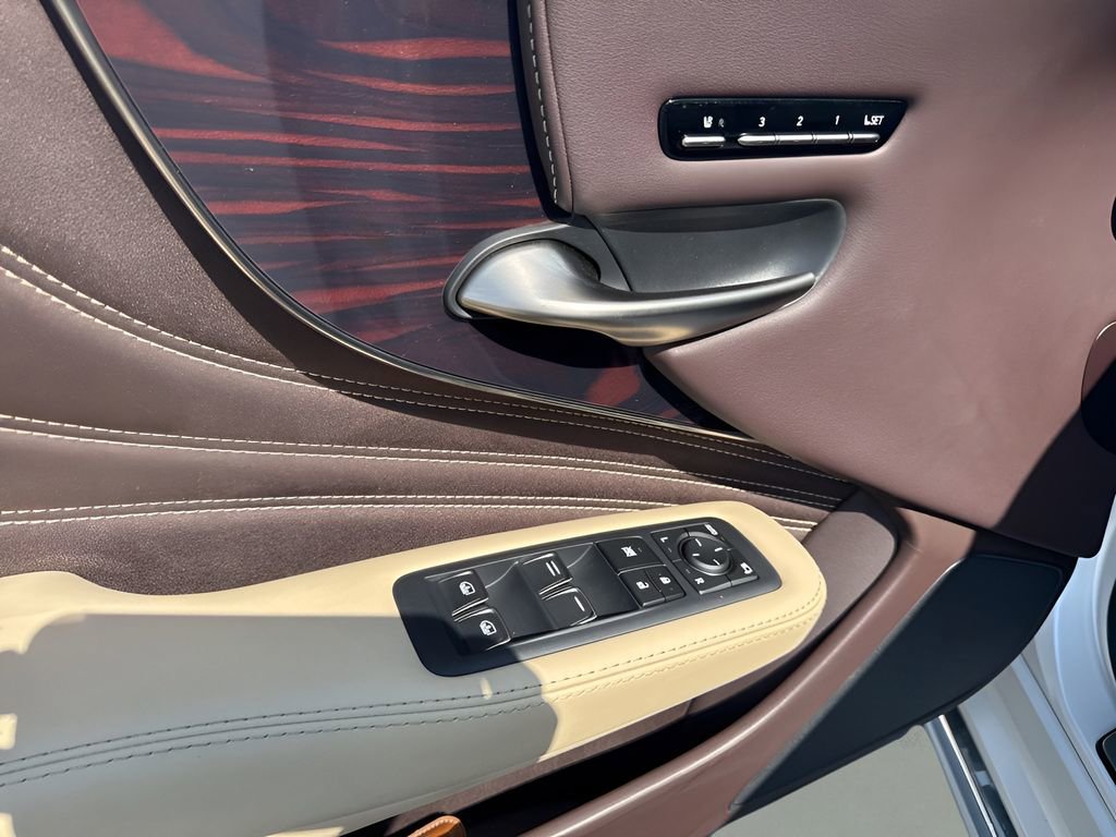 Used 2018 Lexus LS 500h w/ Luxury Package RWD image 28