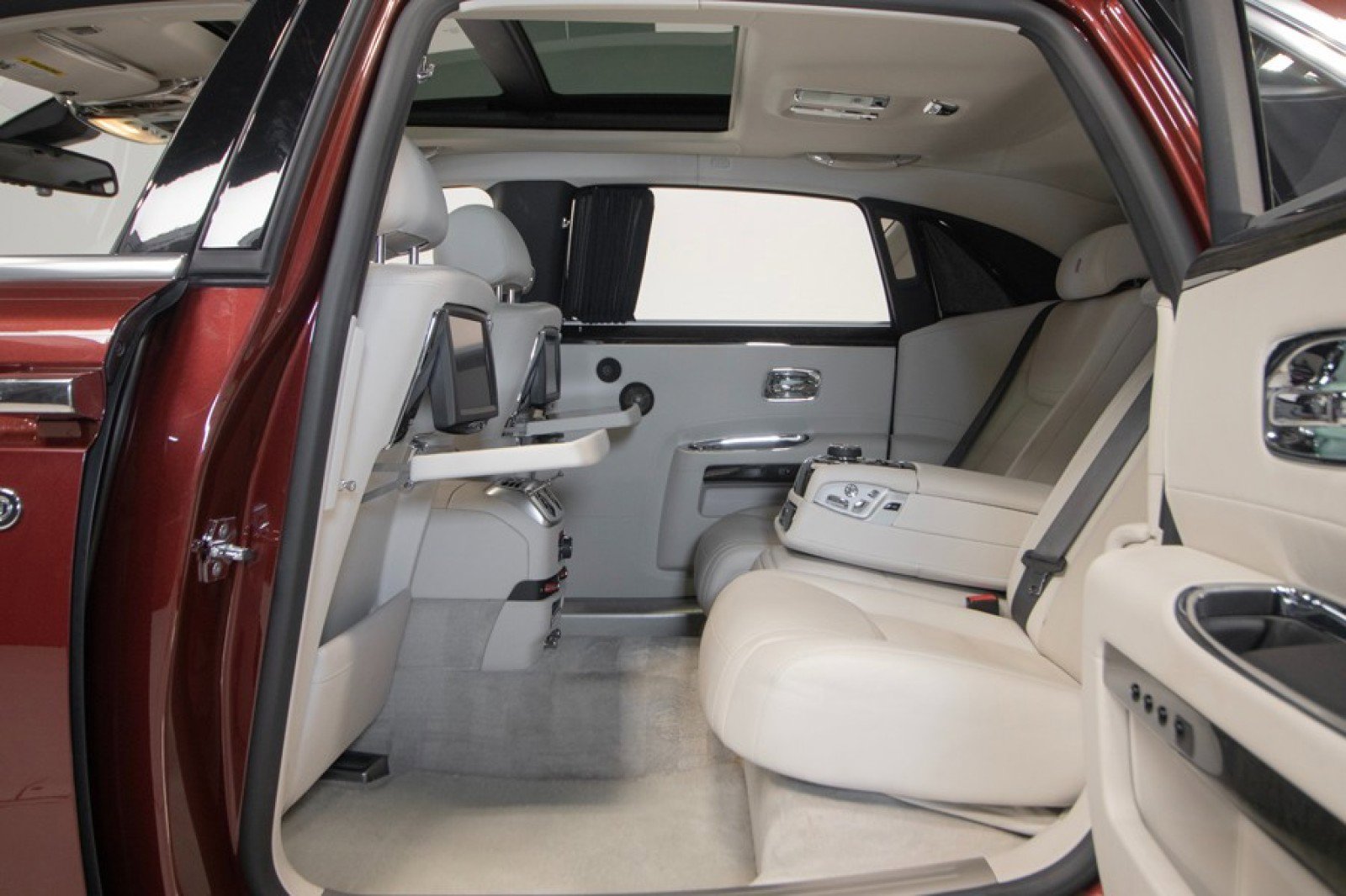 Used 2015 Rolls-Royce Ghost Extended Wheelbase image 55