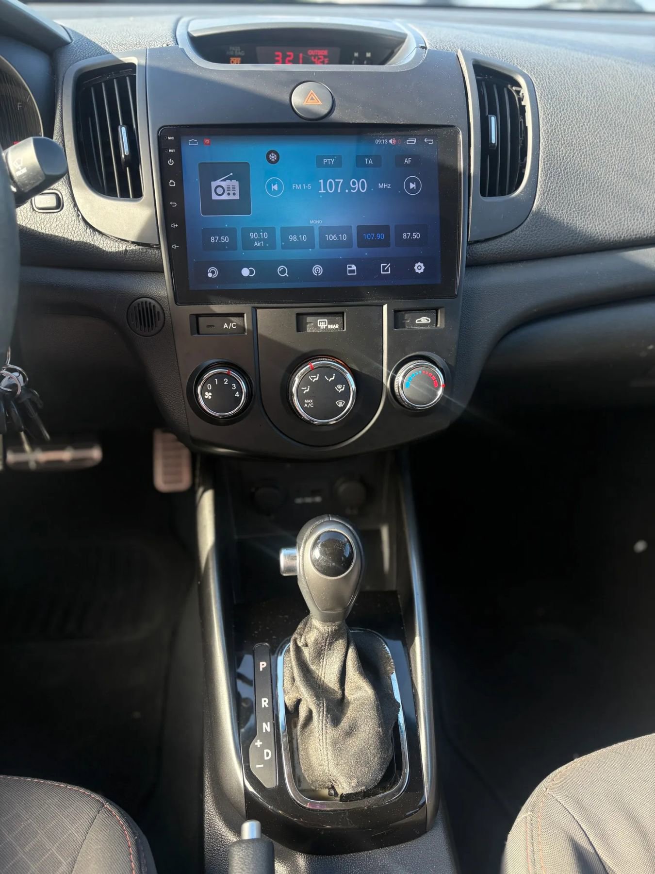 Used 2011 Kia Forte SX image 9