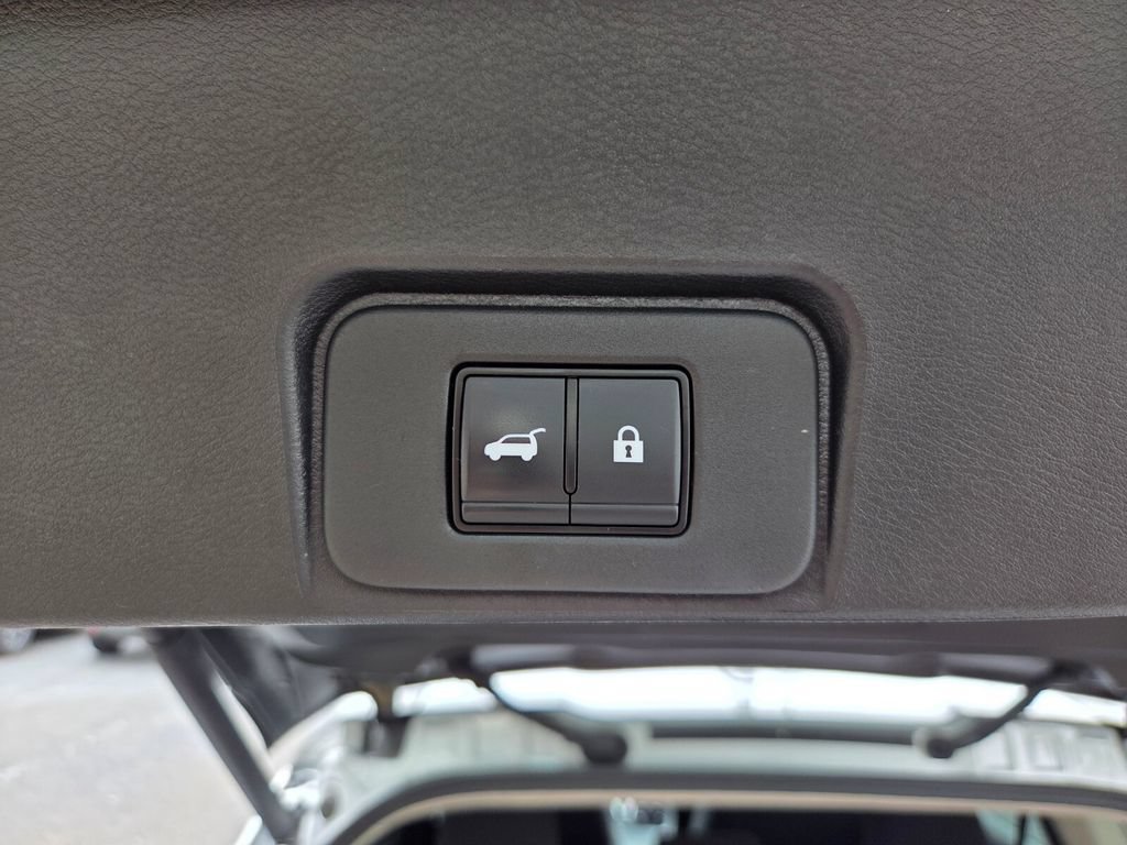 Used 2025 Nissan Rogue SV FWD image 15