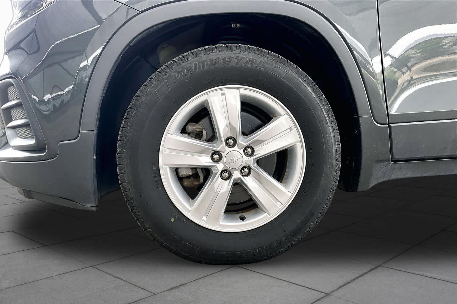 Used 2020 Chevrolet Trax LS FWD image 11